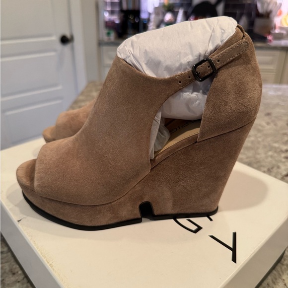 Via Spiga Wren Wedge Platform Sandals Antelope Suede 7M - BNWT! - Picture 1 of 8